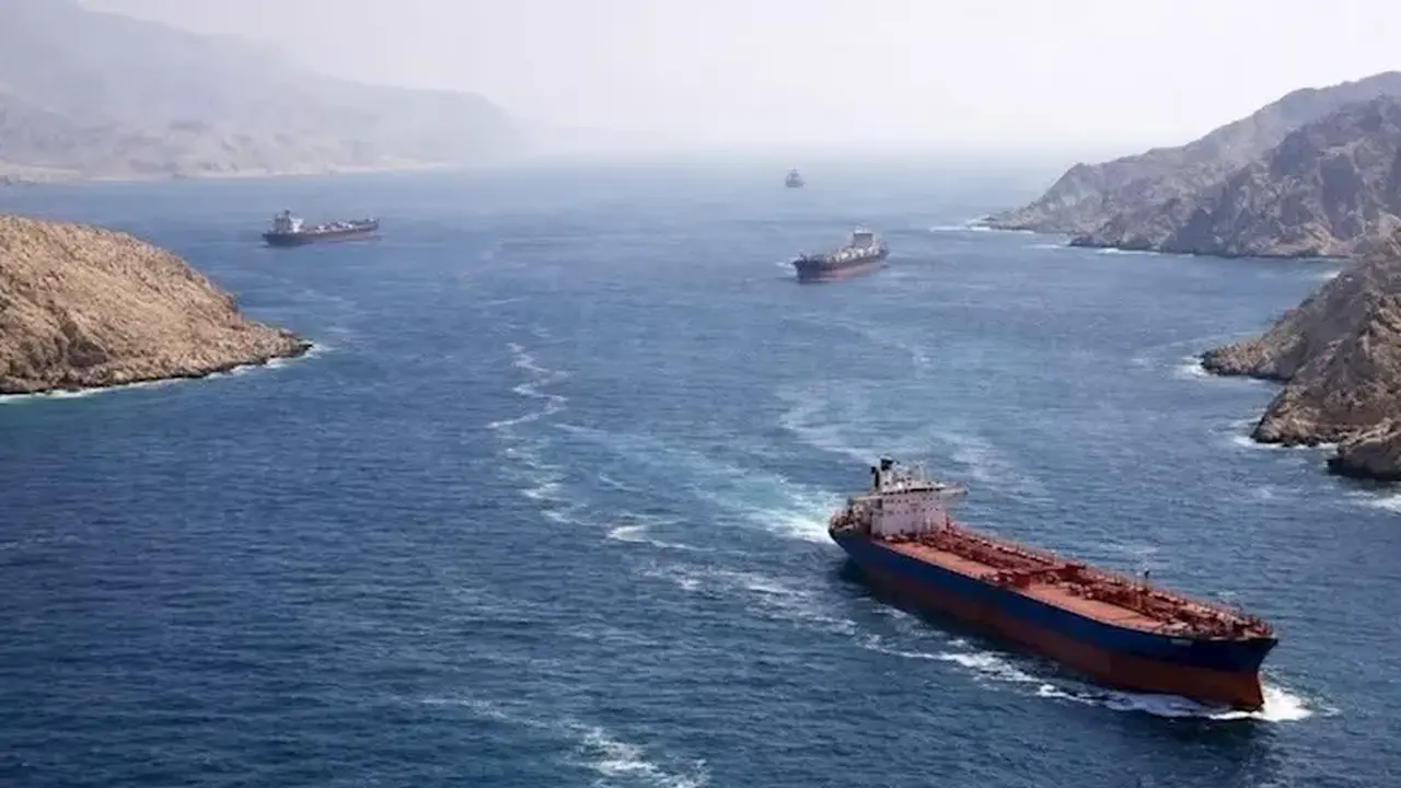 مسارات أسعار النفط العالمية في ظل التوترات المتصاعدة بمنطقة مضيق هرمز المحورية